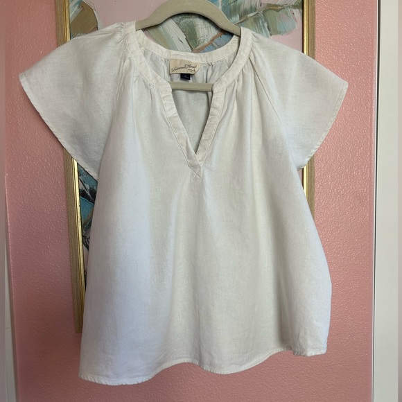Universal Thread Tops - Simple white flutter sleeve split v-neck relaxed linen blend light weight top M
